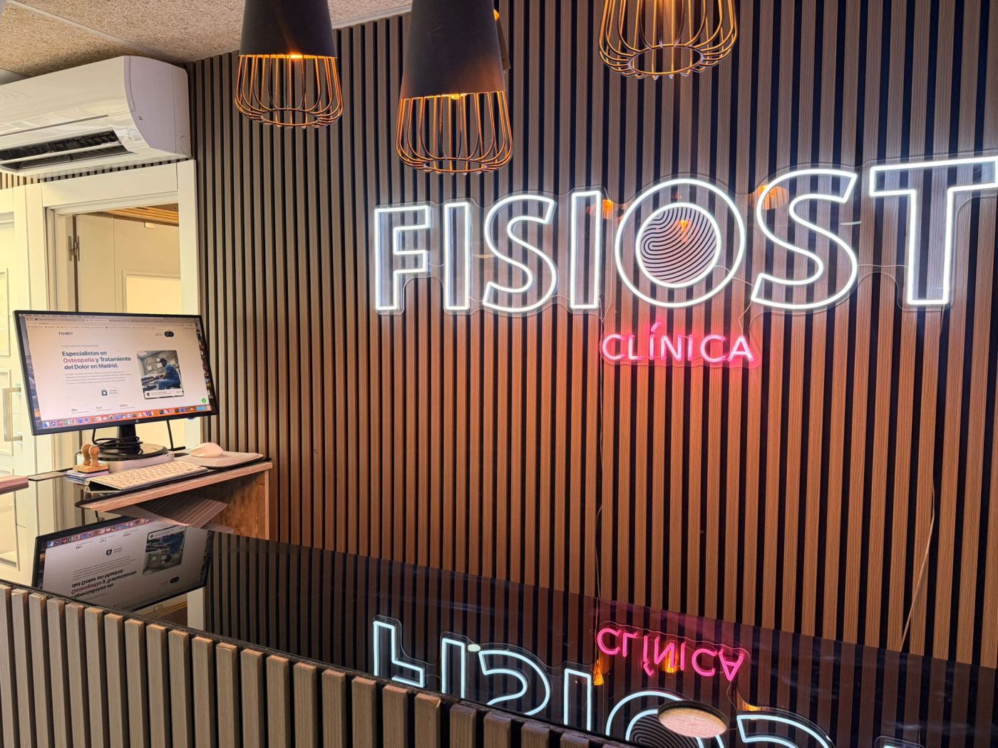 Recepción y entrada de FISIOST Clínica en Madrid