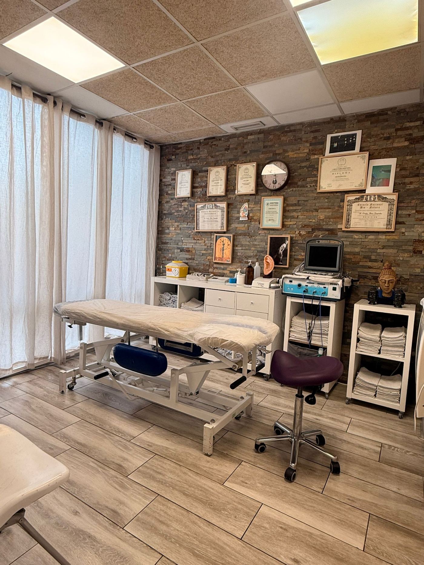 Sala de tratamiento osteopático en FISIOST Madrid